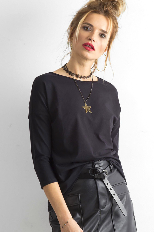 Aprīļa melnā blūze