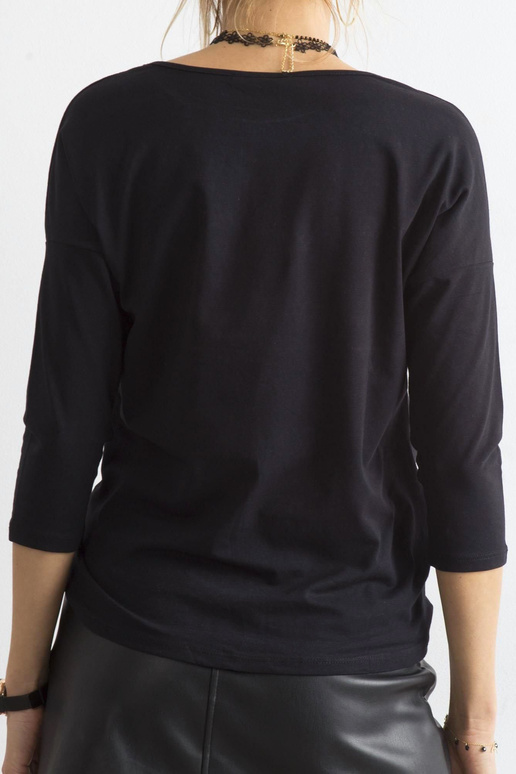 Aprīļa melnā blūze