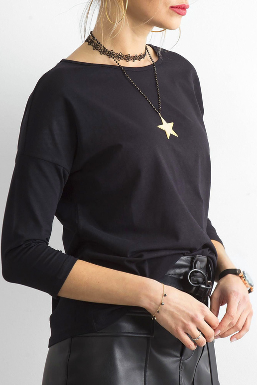 Aprīļa melnā blūze