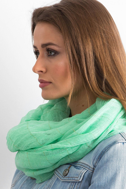 Gaiši zaļa šalle ar metālisku pavedienu
