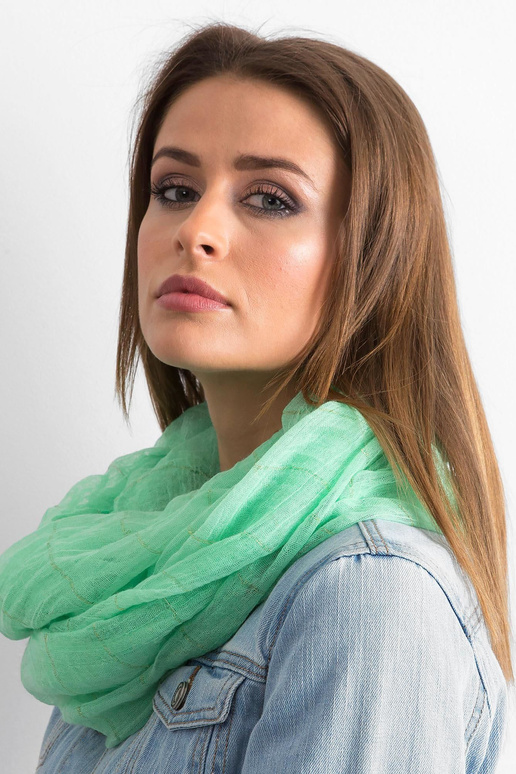 Gaiši zaļa šalle ar metālisku pavedienu