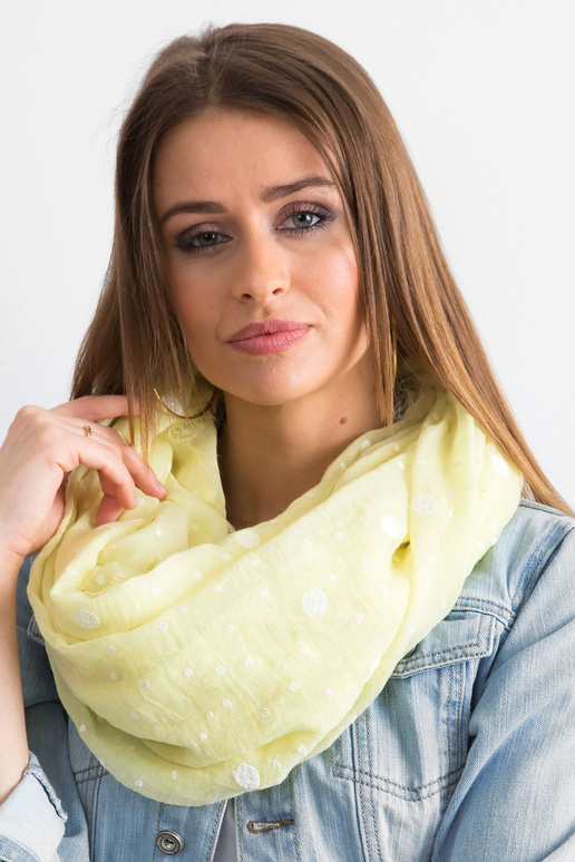 Gaiši dzeltena šalle ar punktiem