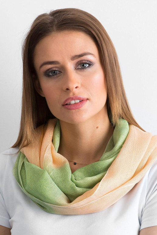 Zaļš un persiku spīdīgs skurstenis