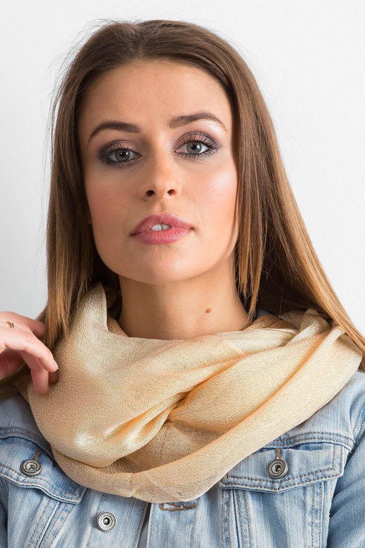 Bēšs un persiku spīdīgs skurstenis