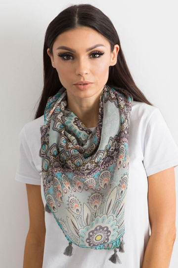 Pelēka šalle ar etnisku rakstu