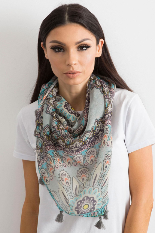 Pelēka šalle ar etnisku rakstu