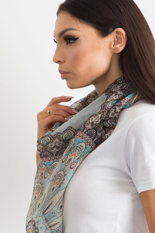 Pelēka šalle ar etnisku rakstu