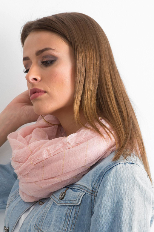 Gaiši rozā šalle ar metālisku pavedienu