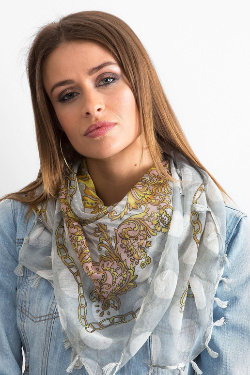 Pelēka šalle ar rakstiem