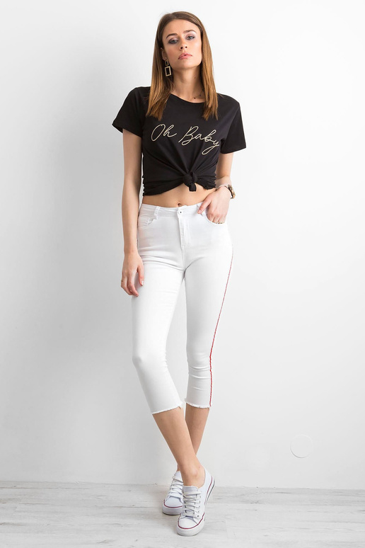 Baltas bikses ar sarkanu svītru Baltas bikses ar sarkanu svītru