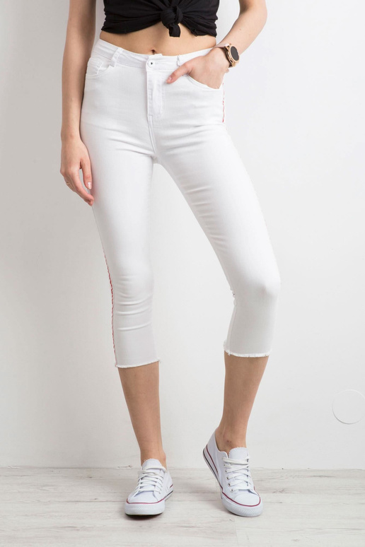 Baltas bikses ar sarkanu svītru Baltas bikses ar sarkanu svītru