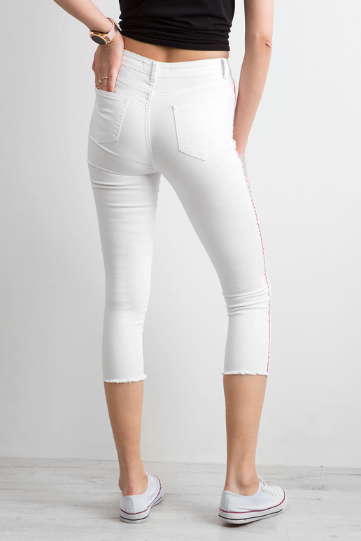 Baltas bikses ar sarkanu svītru Baltas bikses ar sarkanu svītru