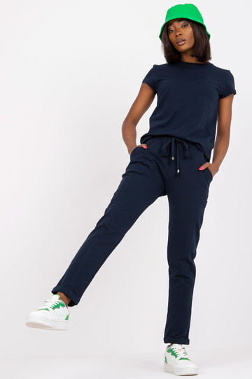 Tumši zilas bikses...