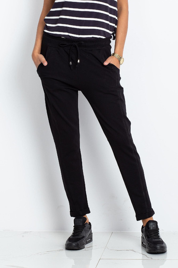 Melnas bikses Pieejamas