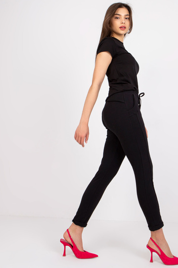 Melnas bikses Pieejamas 2