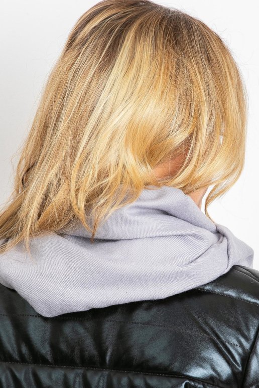 Pelēka šalle ar bārkstīm