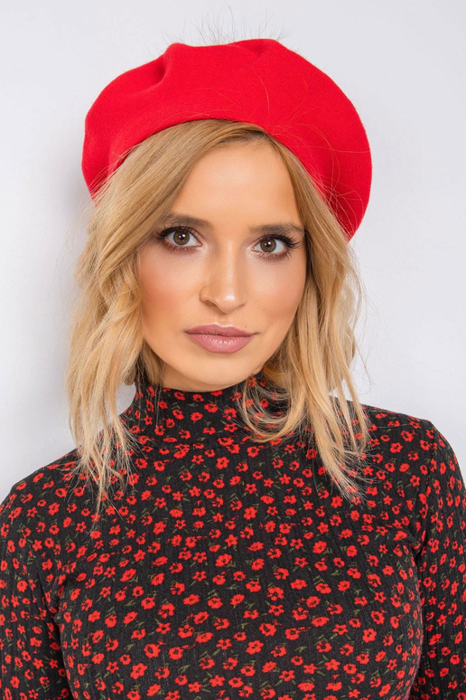 Sarkana adīta berete ar pomponu