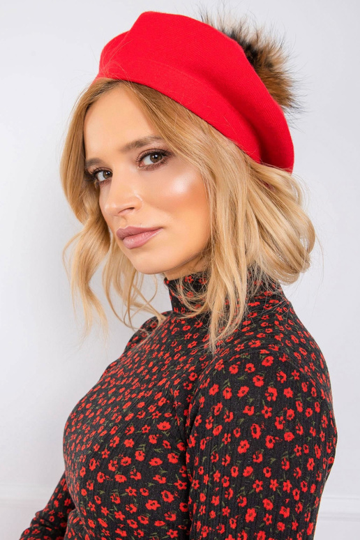 Sarkana adīta berete ar pomponu