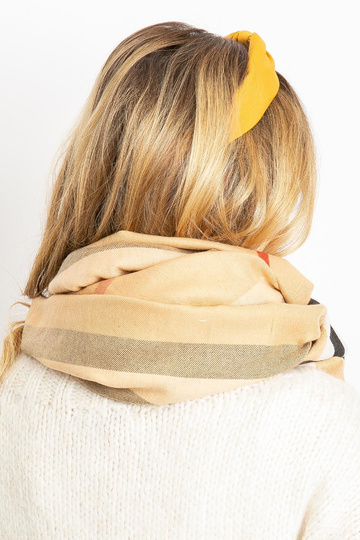 Bēša šalle ar bārkstīm