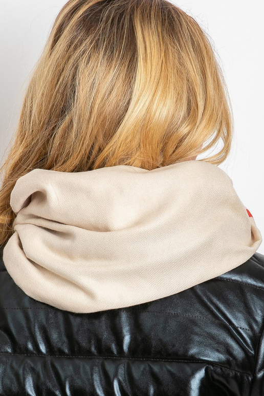 Gaiši bēša šalle ar bārkstīm