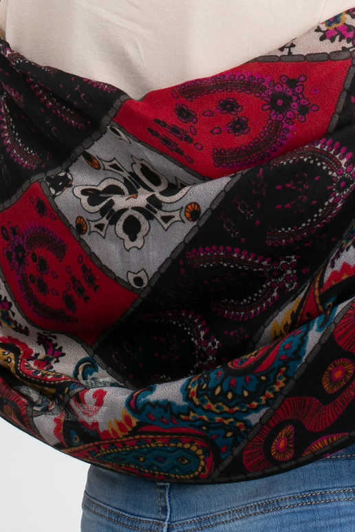 Melna ietīšana ar tautas apdruku