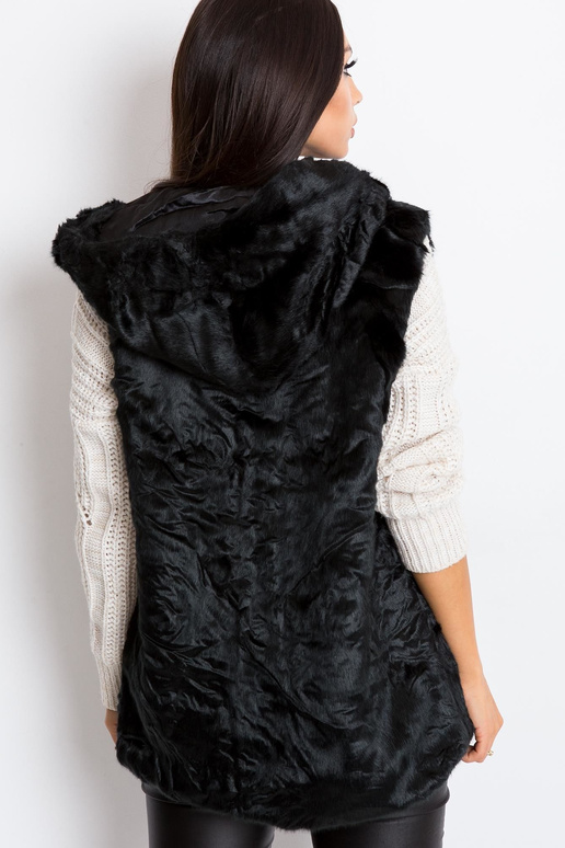 Melna pūkaina veste