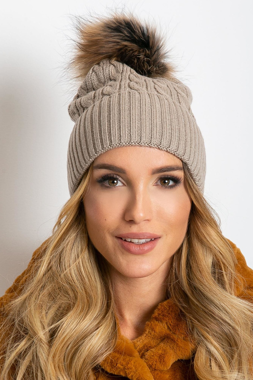 Bēša cepure ar ribu un kažokādas pomponu