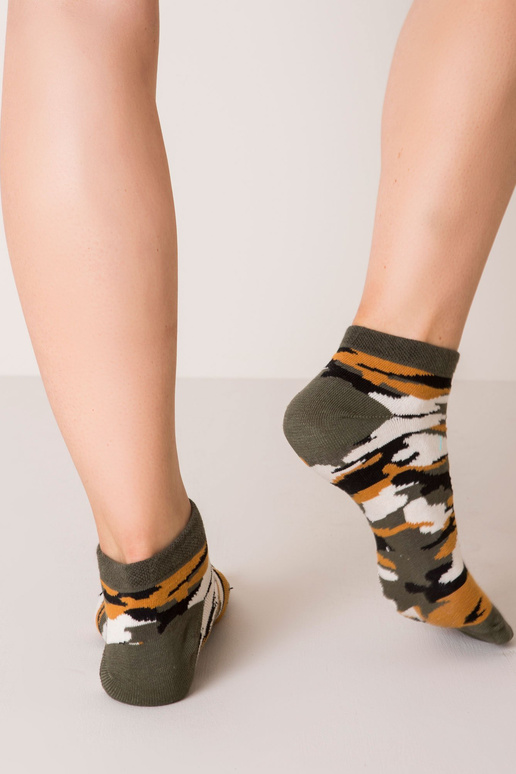 Haki krāsas zeķes militārajos rakstos