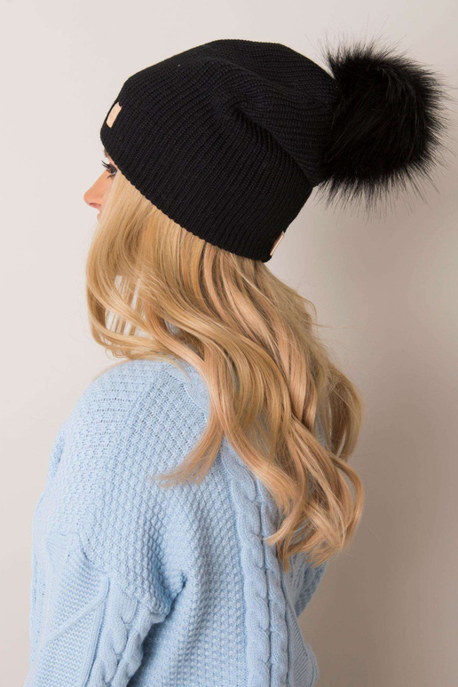 Melna beanie cepure ar pušķi RUE PARIS