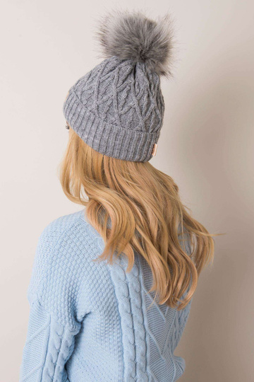 Pelēka cepure ar pomponu... 2