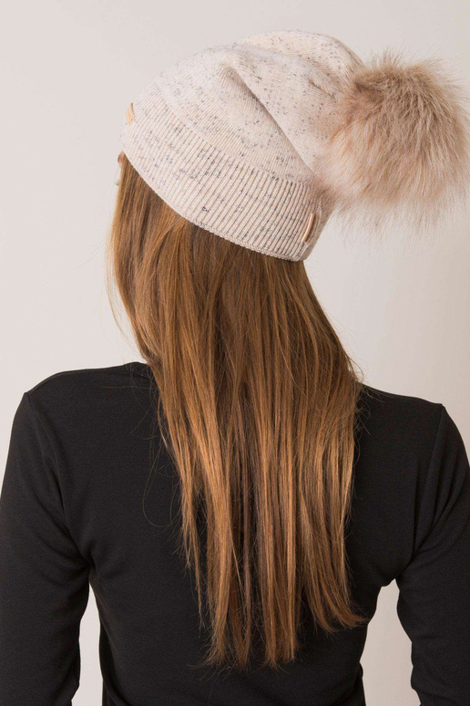 Sieviešu bēša cepure ar pomponu RUE...