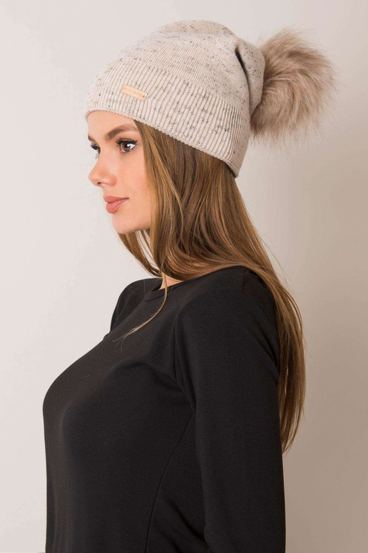 Sieviešu bēša cepure ar pomponu RUE...