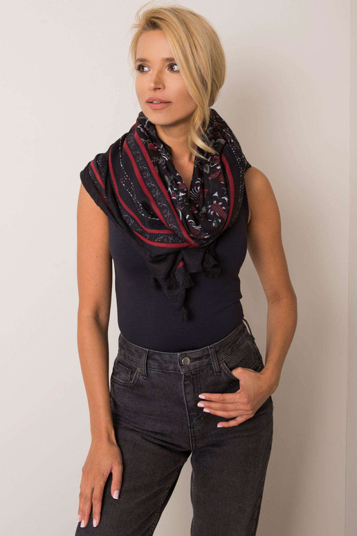 Melns slings ar dārzeņu rakstiem