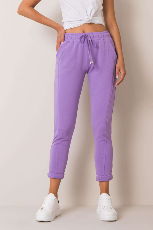 Violetas bikses Tuvojas