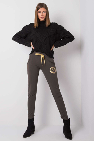 Tumšas haki krāsas...