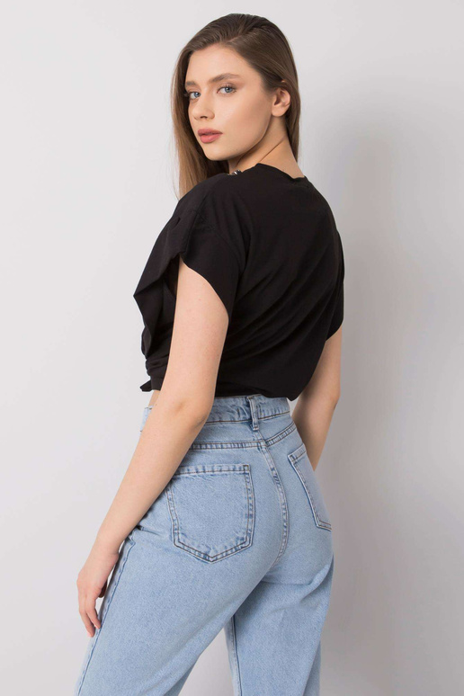 Melns T-krekls ar kaklarotu Arianna...