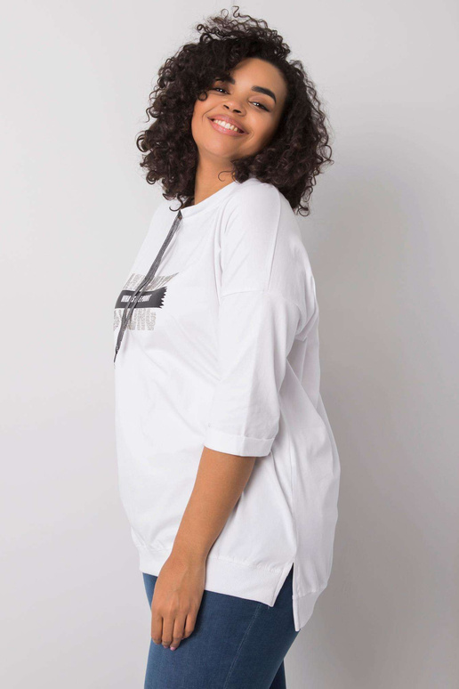 Balta blūze ar Raissa uzrakstu