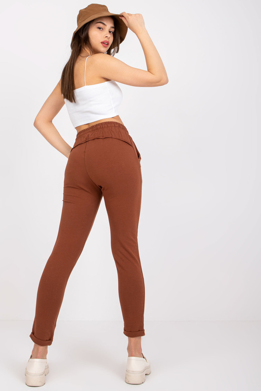 Brūnas bikses Aptuveni