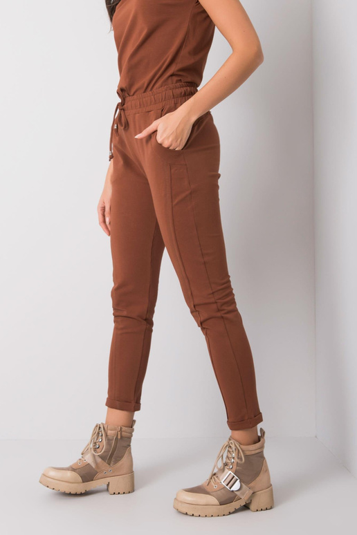 Brūnas bikses Aptuveni