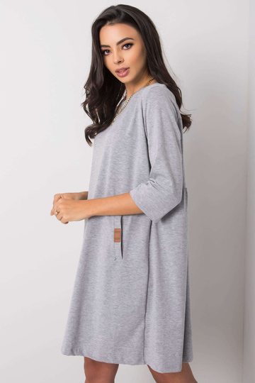 Pelēka kleita ar volāniem...