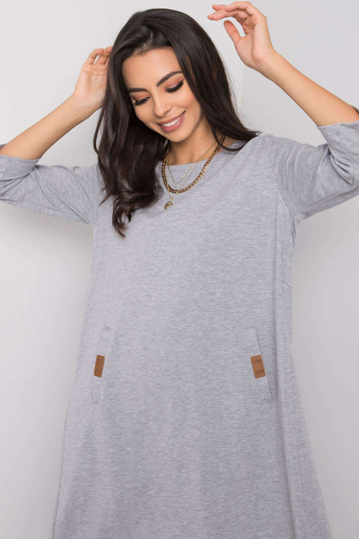 Pelēka kleita ar volāniem mugurā Dalenne Pelēka kleita ar volāniem mugurā Dalenne