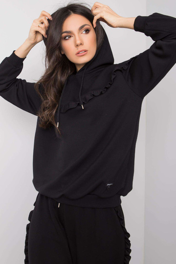 Melns komplekts ar volāniem...