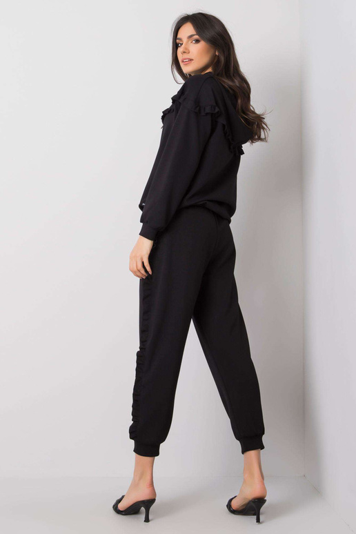 Melns komplekts ar volāniem Chriss... Melns komplekts ar volāniem Chriss...