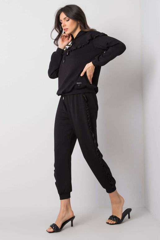 Melns komplekts ar volāniem Chriss... Melns komplekts ar volāniem Chriss...