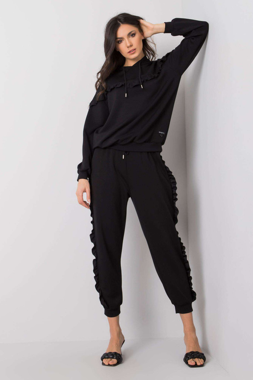 Melns komplekts ar volāniem Chriss... Melns komplekts ar volāniem Chriss...