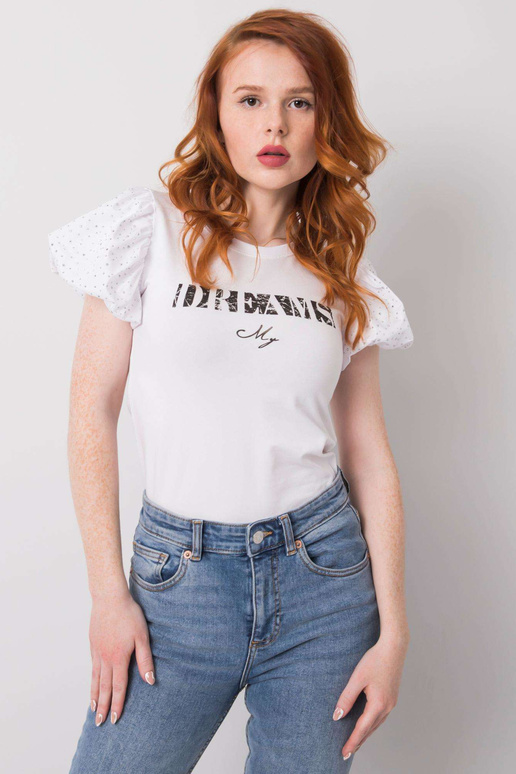 Balts T-krekls ar Tilly aplikāciju Balts T-krekls ar Tilly aplikāciju