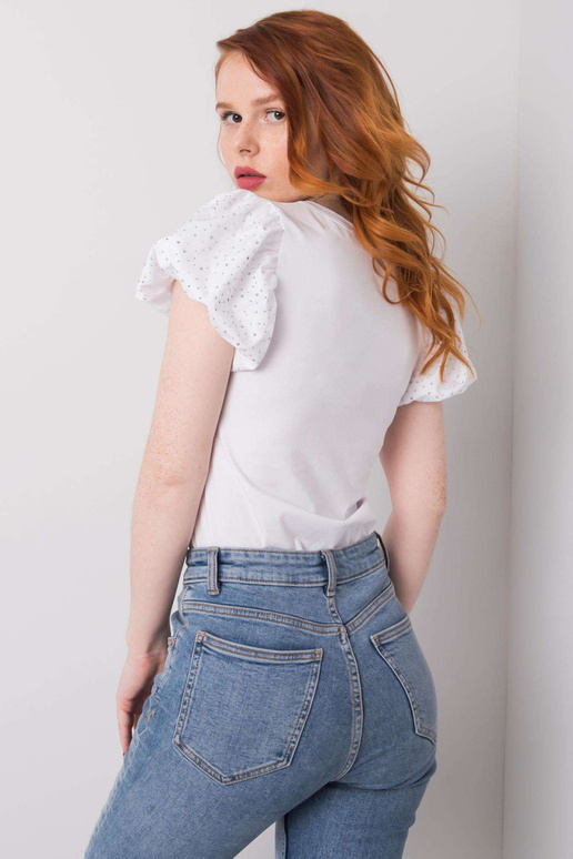 Balts T-krekls ar Tilly aplikāciju Balts T-krekls ar Tilly aplikāciju