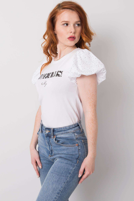 Balts T-krekls ar Tilly aplikāciju Balts T-krekls ar Tilly aplikāciju