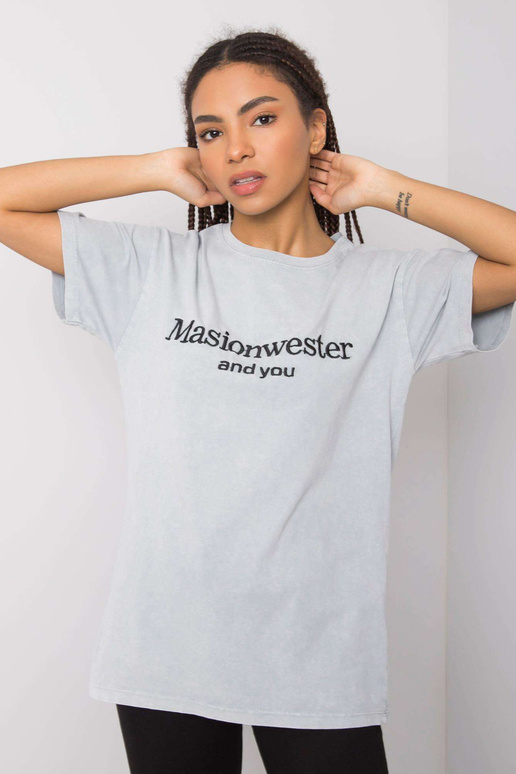 Pelēks t-krekls ar uzrakstu Michelle...