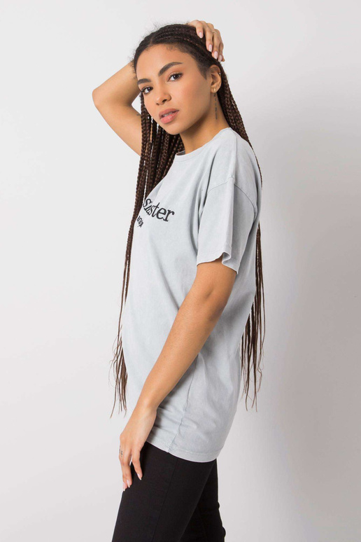 Pelēks t-krekls ar uzrakstu Michelle...